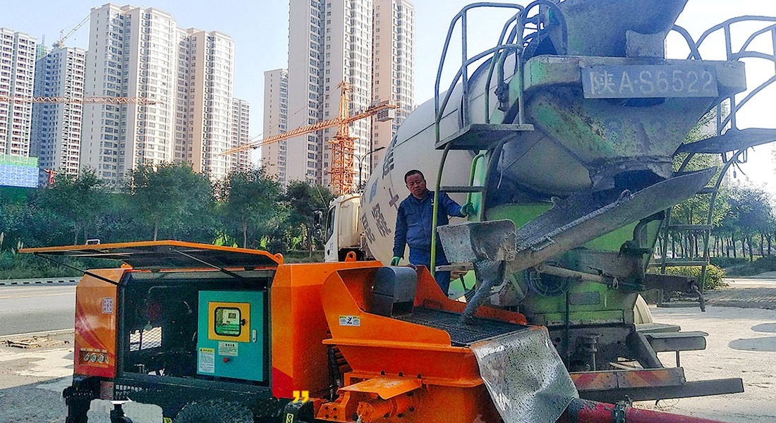 科瑪森50泵江蘇工地施工現(xiàn)場：出料效果不錯(cuò)，進(jìn)料快，泵送通暢，工友們都很滿意