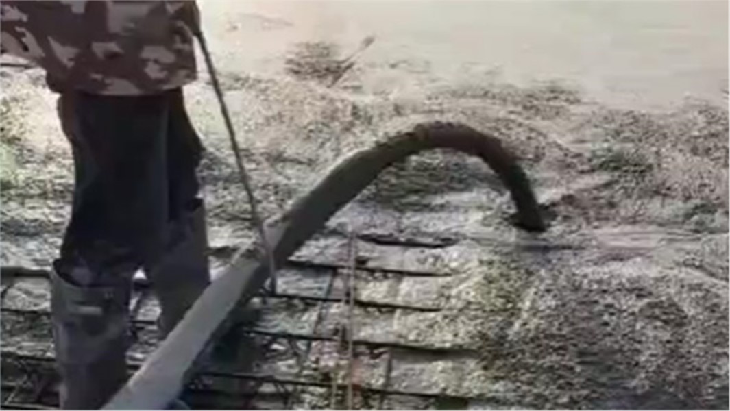 安徽合肥工業(yè)園區(qū)大面積廠房樓頂50泵地坪澆筑施工，安全快捷，高效使用