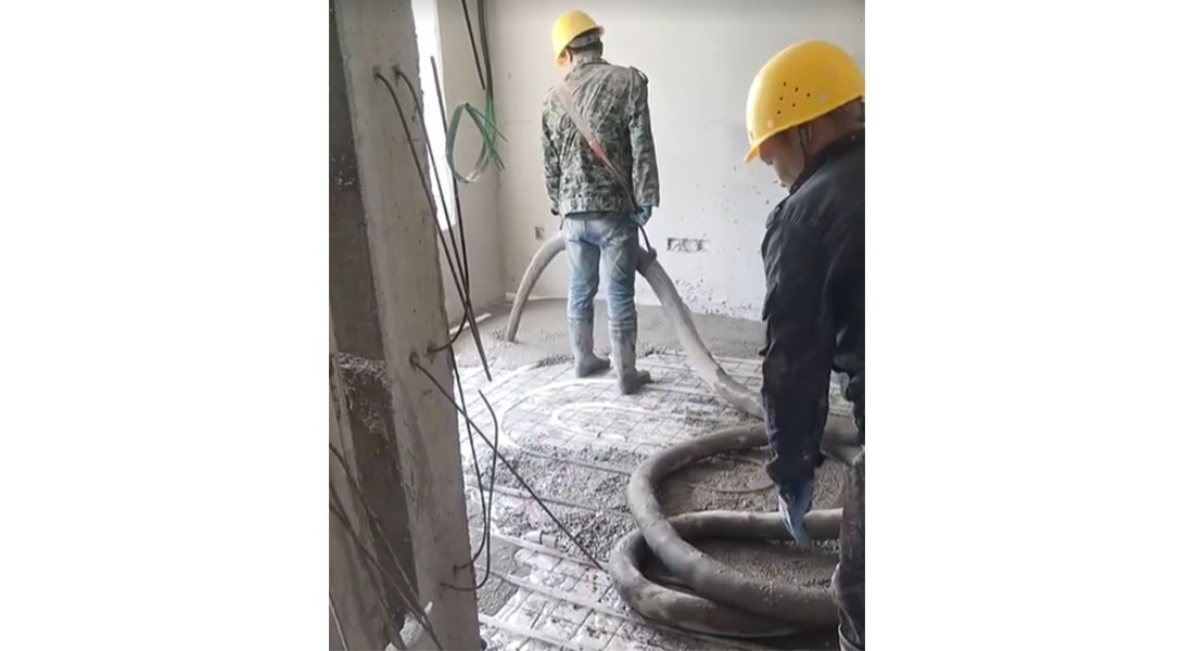 陜西咸陽科瑪森40泵地暖回填現(xiàn)場：泵送速度快，設(shè)備好用，工人干活更給力