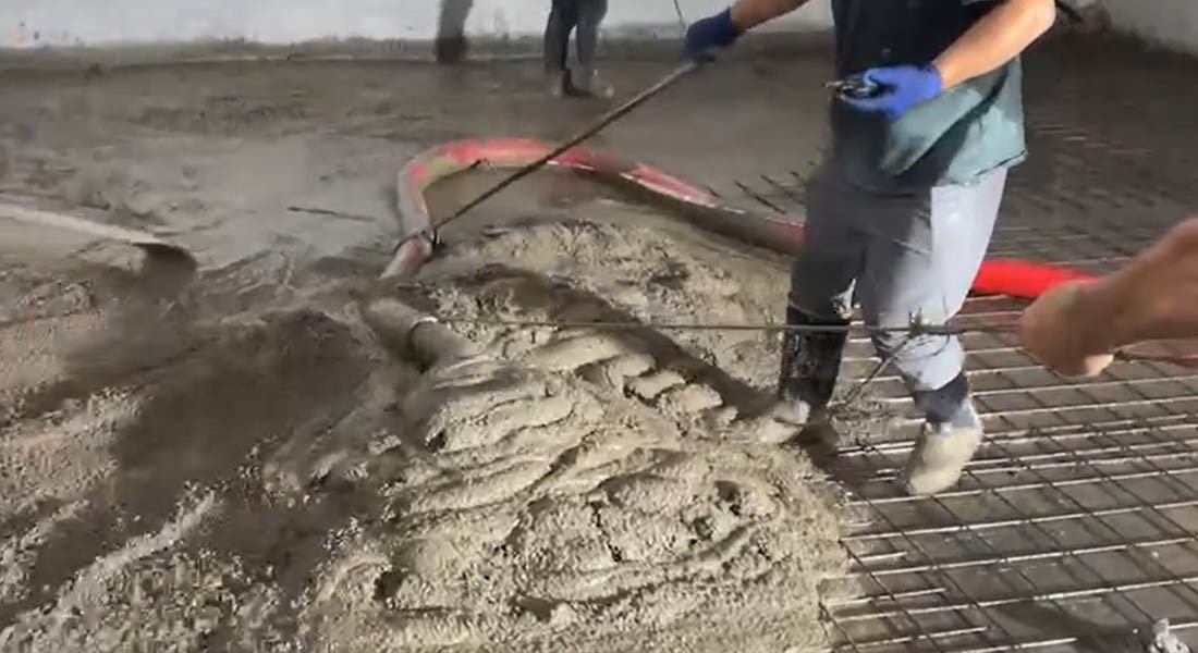 科瑪森50泵出料效果：絲滑順暢、穩(wěn)定泵送，高效車庫施工助力工程建設(shè)