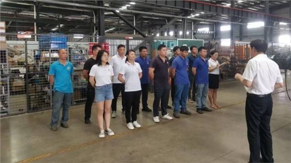 忙碌的車間承載著美好的夢(mèng)想，心向遠(yuǎn)方，勇創(chuàng)輝煌