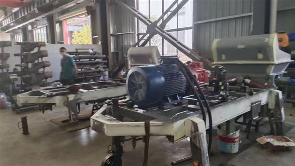 科瑪森車間60泵，電機(jī)2臺(tái)，柴油1臺(tái)，3臺(tái)大泵同步裝配進(jìn)行時(shí)