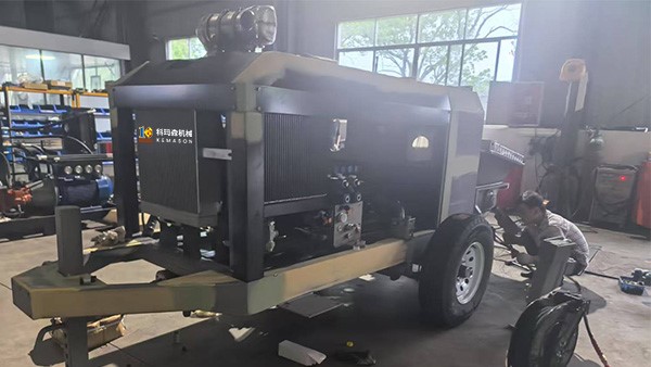 科瑪森KP400混凝土拖泵車——因?yàn)橛心愣兊酶剩? title=